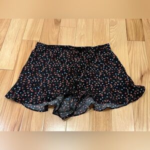CLEARANCE Topshop Flowy Black Floral Pull On Short Shorts - women’s size 2